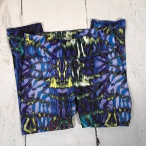 Fabletics capri pants, crop leggings. Sz. XS. Blue black geometric design.